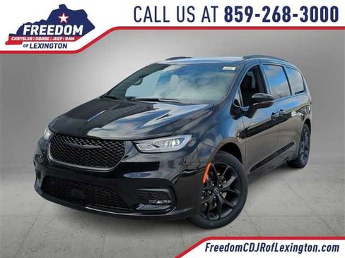 New 2026 Chrysler Pacifica Select image 1