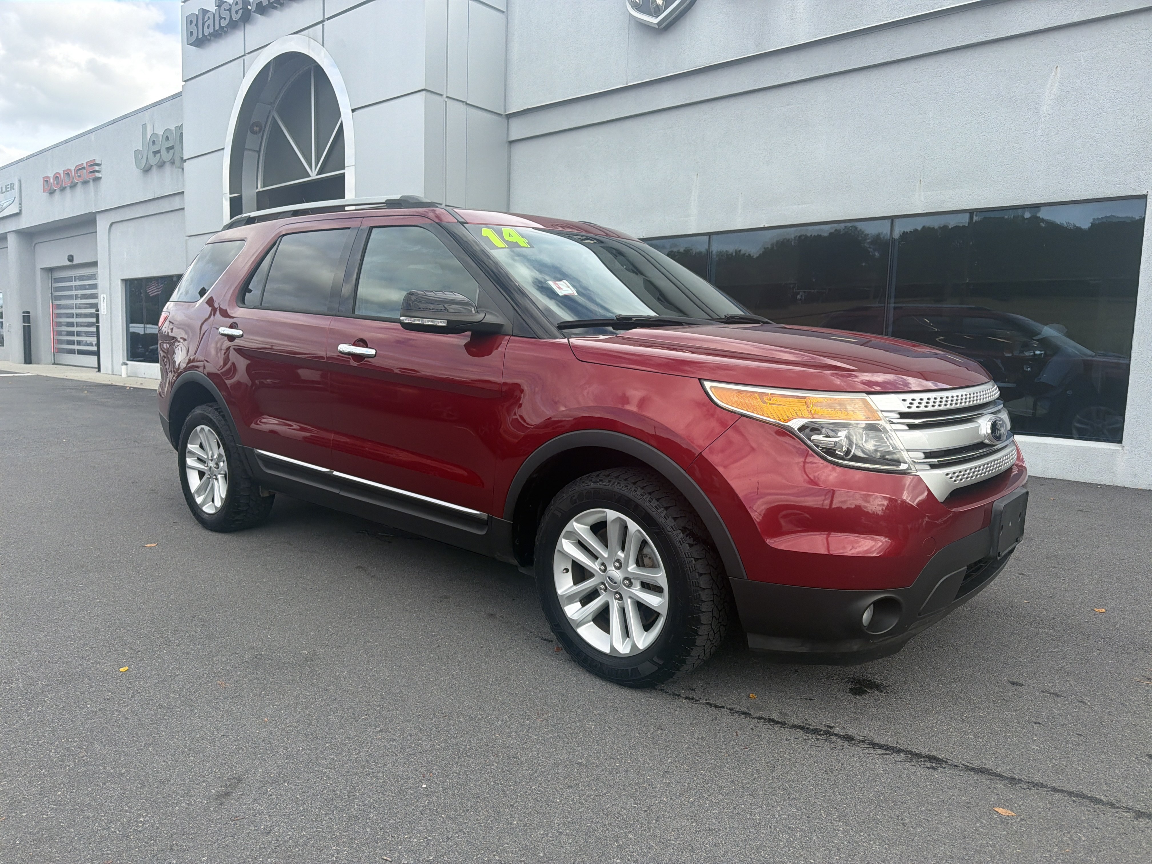 Used 2014 Ford Explorer XLT w/ Equipment Group 202A AWD/4WD image 1