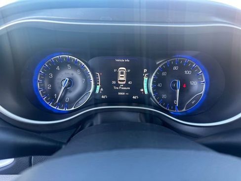 Used 2024 Chrysler Pacifica Touring-L image 16