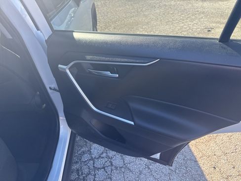 Used 2022 Toyota RAV4 XLE image 17