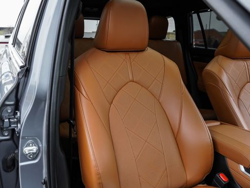 Used 2023 Toyota Highlander Platinum image 28