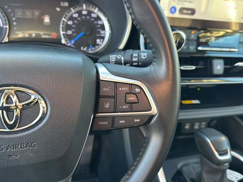 Certified 2024 Toyota Highlander XLE image 19