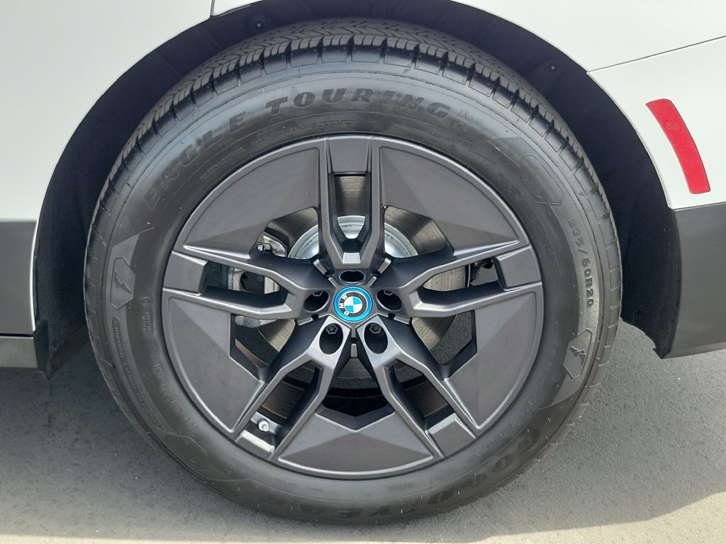 Used 2025 BMW iX xDrive50 AWD/4WD image 29