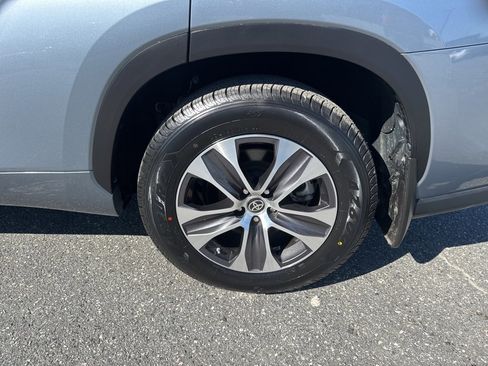 Used 2023 Toyota Highlander XLE image 32