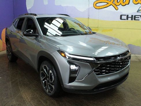 Used 2025 Chevrolet Trax RS w/ Sunroof Package image 4