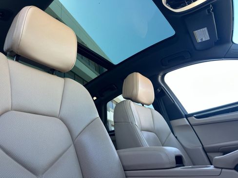 Certified 2023 Porsche Macan image 17