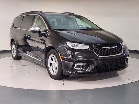 Used 2023 Chrysler Pacifica Limited FWD image 7