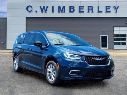 Used 2025 Chrysler Pacifica Select