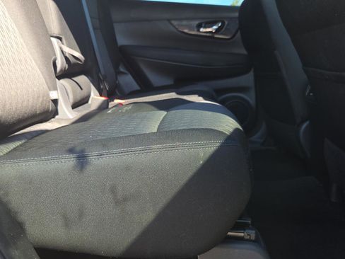 Used 2019 Nissan Rogue SV image 17