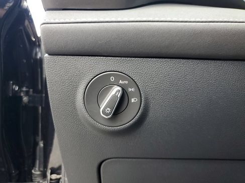 Certified 2025 Volkswagen Taos SE FWD image 30
