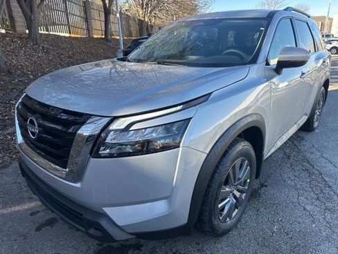 New 2025 Nissan Pathfinder SV w/ SV Premium Package image 3