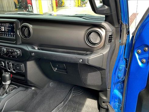 Used 2021 Jeep Gladiator Willys image 16