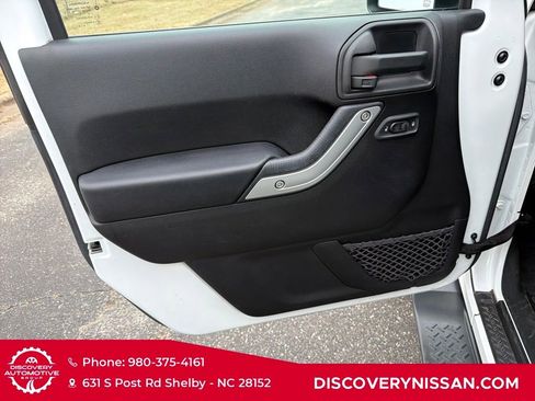 Used 2016 Jeep Wrangler Unlimited Sahara w/ Connectivity Group image 11