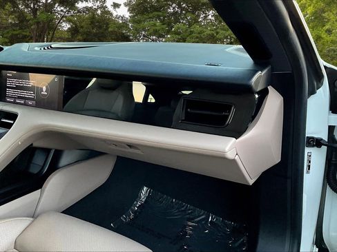 Used 2022 Porsche Taycan image 28