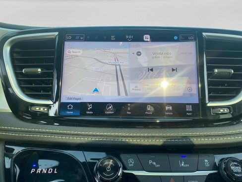 Used 2026 Chrysler Pacifica Limited FWD image 14