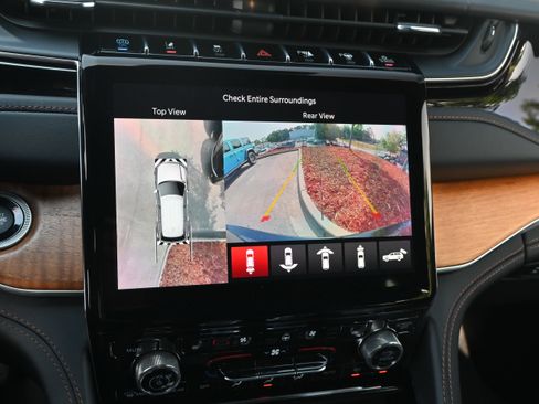 Used 2023 Jeep Grand Cherokee Summit AWD/4WD image 26