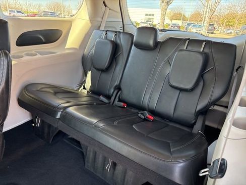 Used 2024 Chrysler Pacifica Touring-L image 14