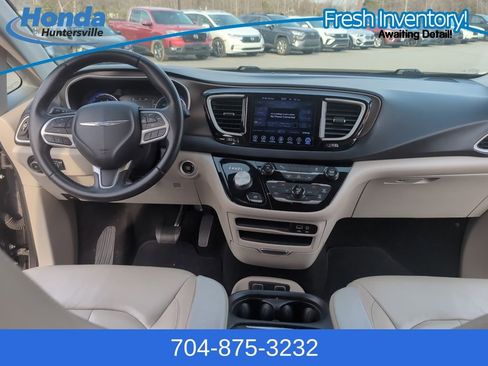 Used 2017 Chrysler Pacifica Touring-L w/ Tire & Wheel Group image 16