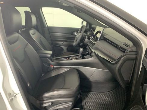 Used 2025 Jeep Compass Trailhawk image 24