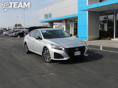 Used 2024 Nissan Altima 2.5 SV image 2