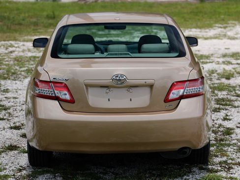 Used 2010 Toyota Camry LE FWD image 9