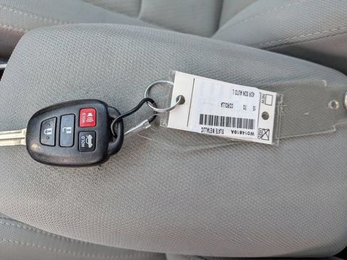 Used 2015 Toyota Corolla LE FWD image 30