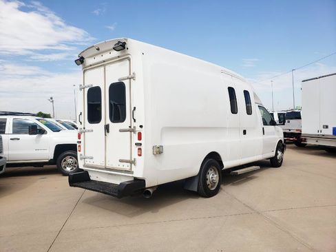 Used 2010 Chevrolet Express 3500 Extended RWD image 7