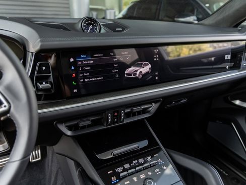 Certified 2025 Porsche Cayenne S image 34