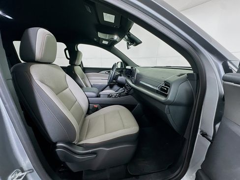 Used 2025 Chevrolet Traverse LT image 33