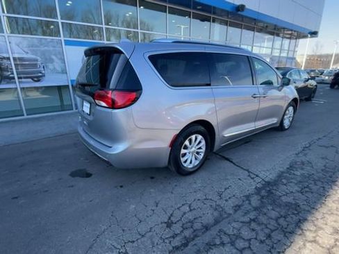 Used 2019 Chrysler Pacifica Touring-L image 8