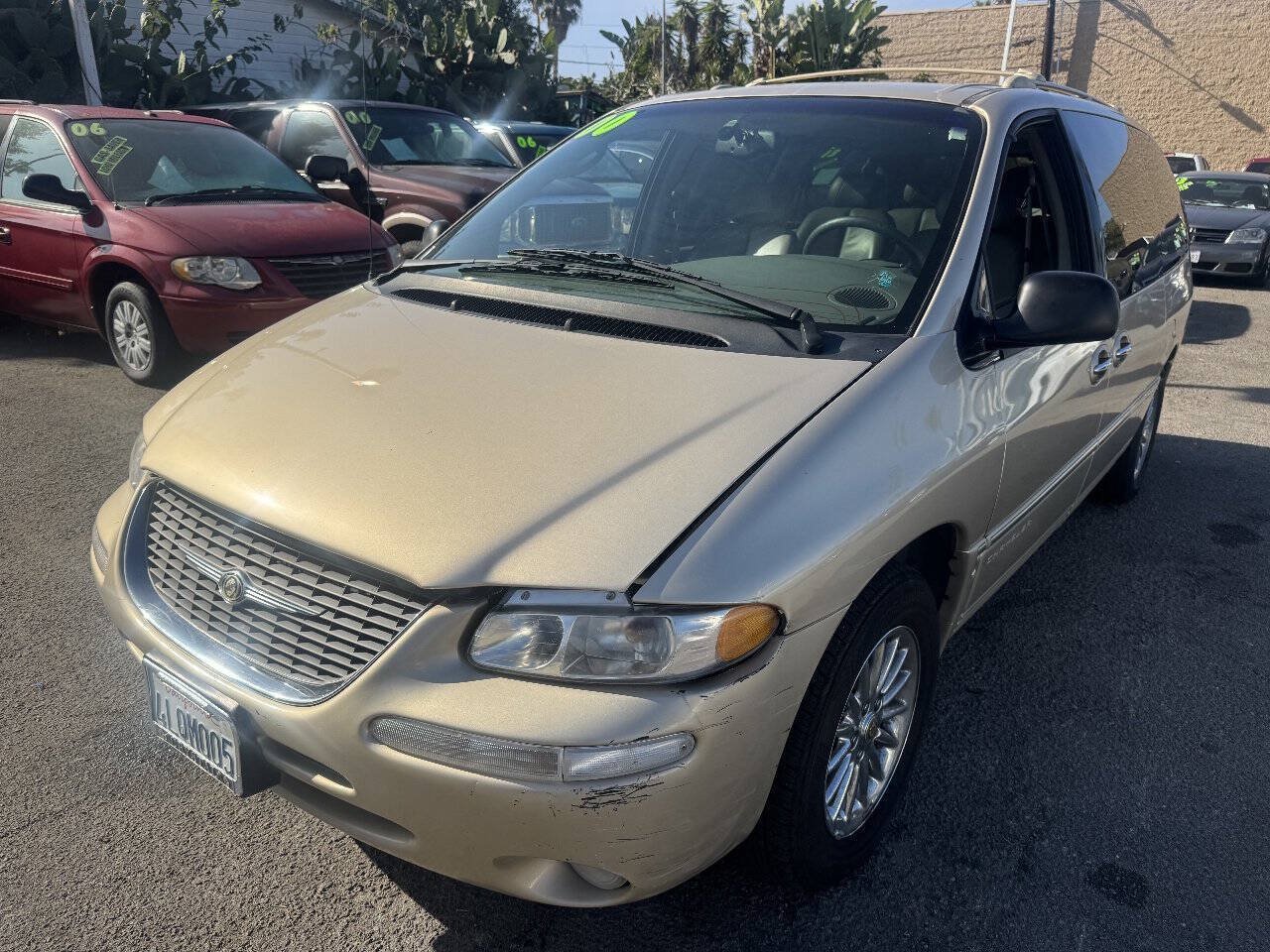 Used 2000 Chrysler Town & Country Limited FWD image 2