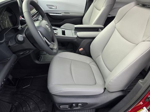 New 2026 Toyota Sienna XLE image 32