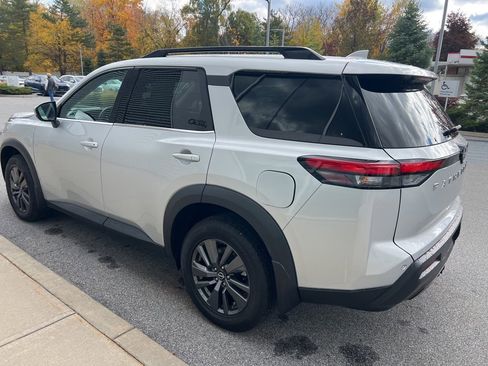 Used 2022 Nissan Pathfinder SV image 33