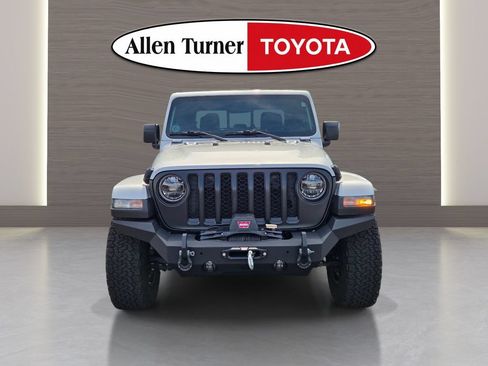 Used 2023 Jeep Gladiator Sport AWD/4WD image 3