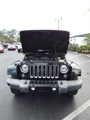 Used 2017 Jeep Wrangler Unlimited Sahara w/ Connectivity Group AWD/4WD image 6