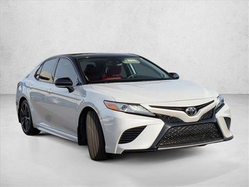 Used 2020 Toyota Camry XSE image 3