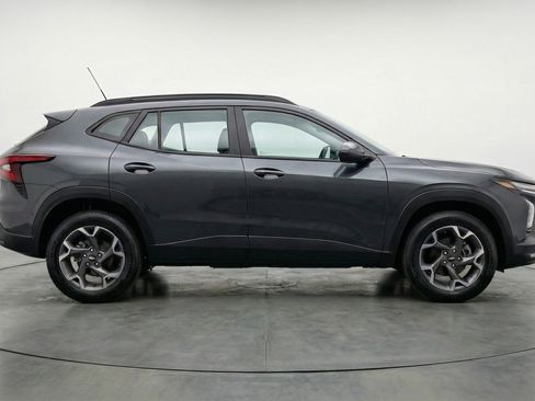 Used 2025 Chevrolet Trax LT w/ LT Convenience Package FWD image 11