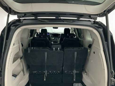 Used 2023 Chrysler Pacifica Touring-L FWD image 6