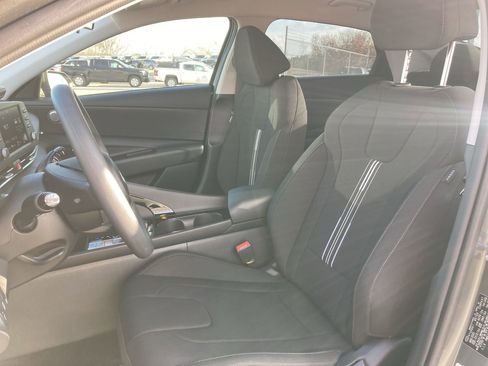 Used 2025 Hyundai Elantra Blue image 13
