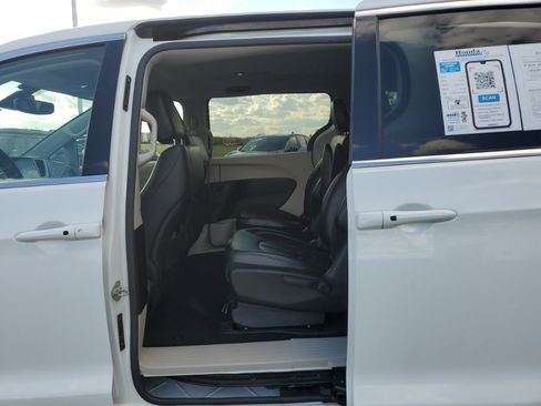 Used 2022 Chrysler Pacifica Touring-L image 31