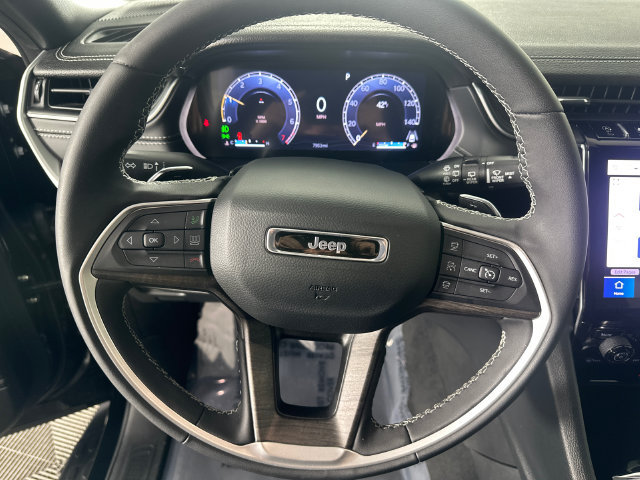 Certified 2025 Jeep Grand Cherokee Limited w/ Black Appearance Package AWD/4WD image 15