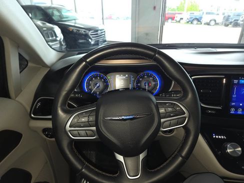 Used 2017 Chrysler Pacifica Touring-L w/ Tire & Wheel Group FWD image 36
