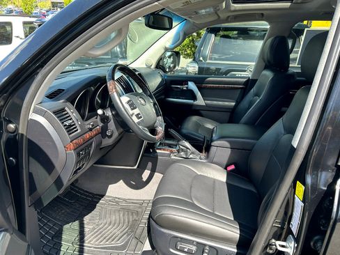 Used 2013 Toyota Land Cruiser image 8