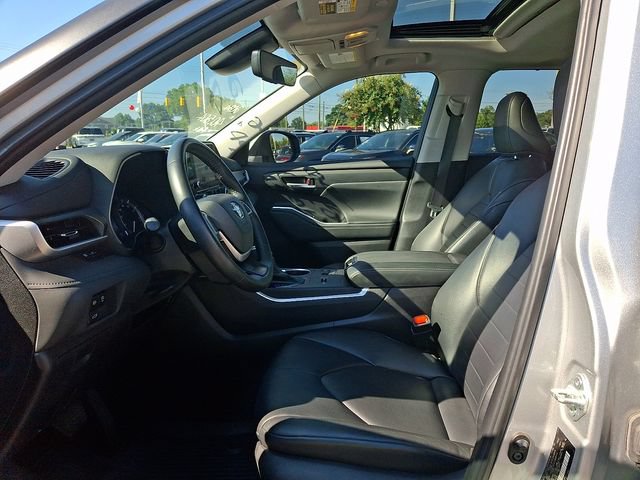 Used 2024 Toyota Highlander XLE FWD image 13