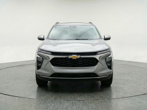 Used 2025 Chevrolet Trax LT image 2