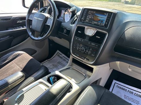 Used 2014 Chrysler Town & Country Touring-L FWD image 13