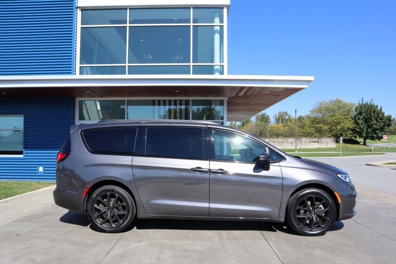 Used 2023 Chrysler Pacifica Touring-L w/ S Appearance Package AWD/4WD image 2