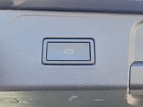 Used 2023 Volkswagen Atlas SEL Premium image 19