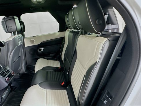 Used 2022 Land Rover Discovery S R-Dynamic image 29