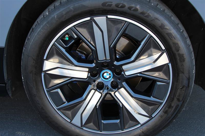 Used 2024 BMW iX xDrive50 w/ Premium Package AWD/4WD image 38